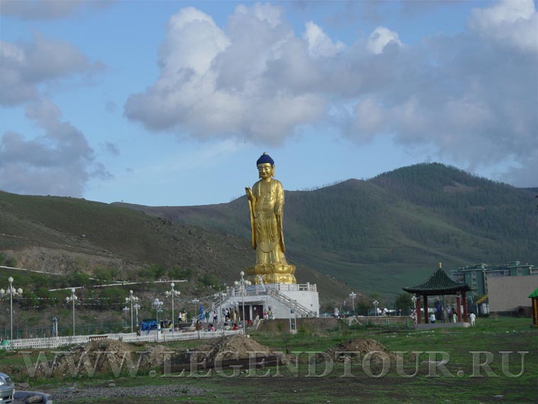 Фотография. Статуя Будды у подножья горы Зайсан.