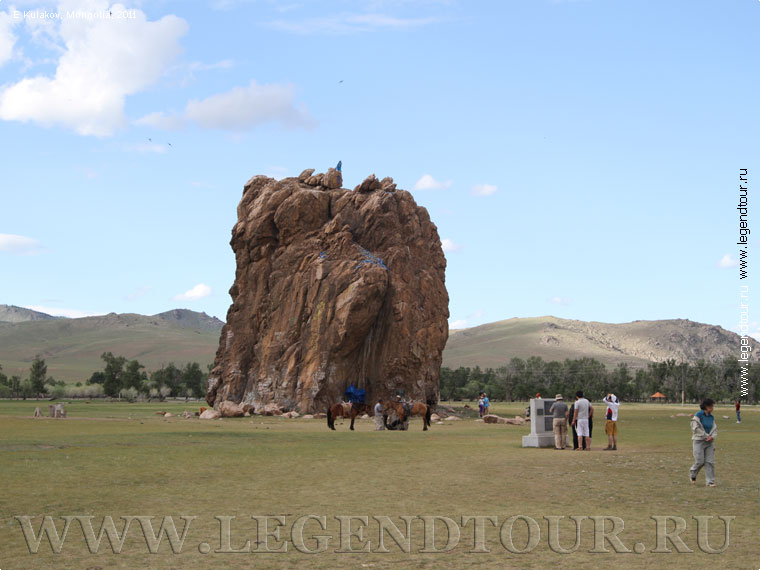 Фотография. Тайхар Чулуу - стоящее посреди поля отдельное скальное образование. Архангайский аймак Монголии.
