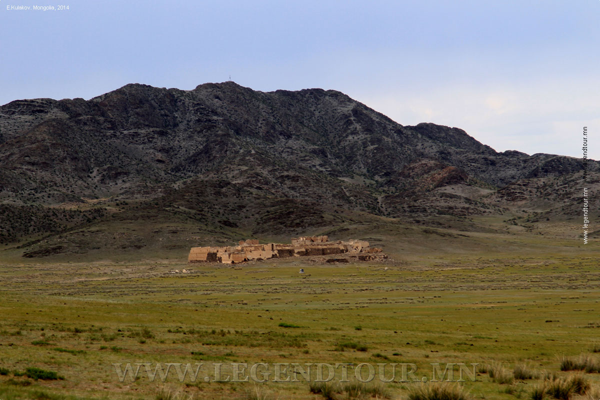 Фотография. Руины Цогт (Цогтт Тайджиин Тсагаан Балгас, Белый замок), крепости 17-ого столетия. Булганский аймак Монголии.