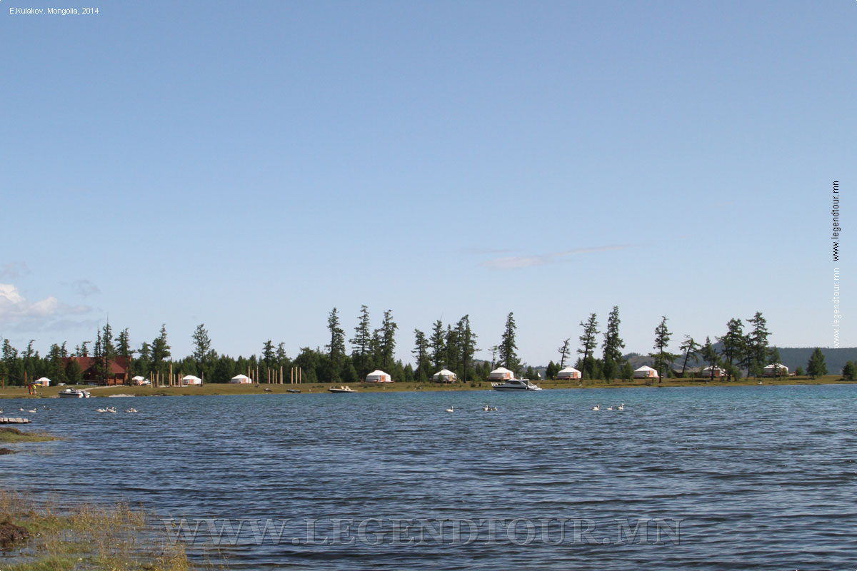 Фотография. Туристическая база на берегу озера Хубсугул.