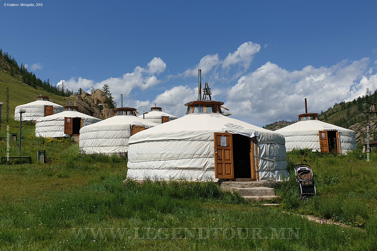 Гостевые юрты. Туристическая база Heaven Envoy (Тэнгэрийн элч жуулчны бааз). Национальный парк Горхи Тэрэлж (Монголия).