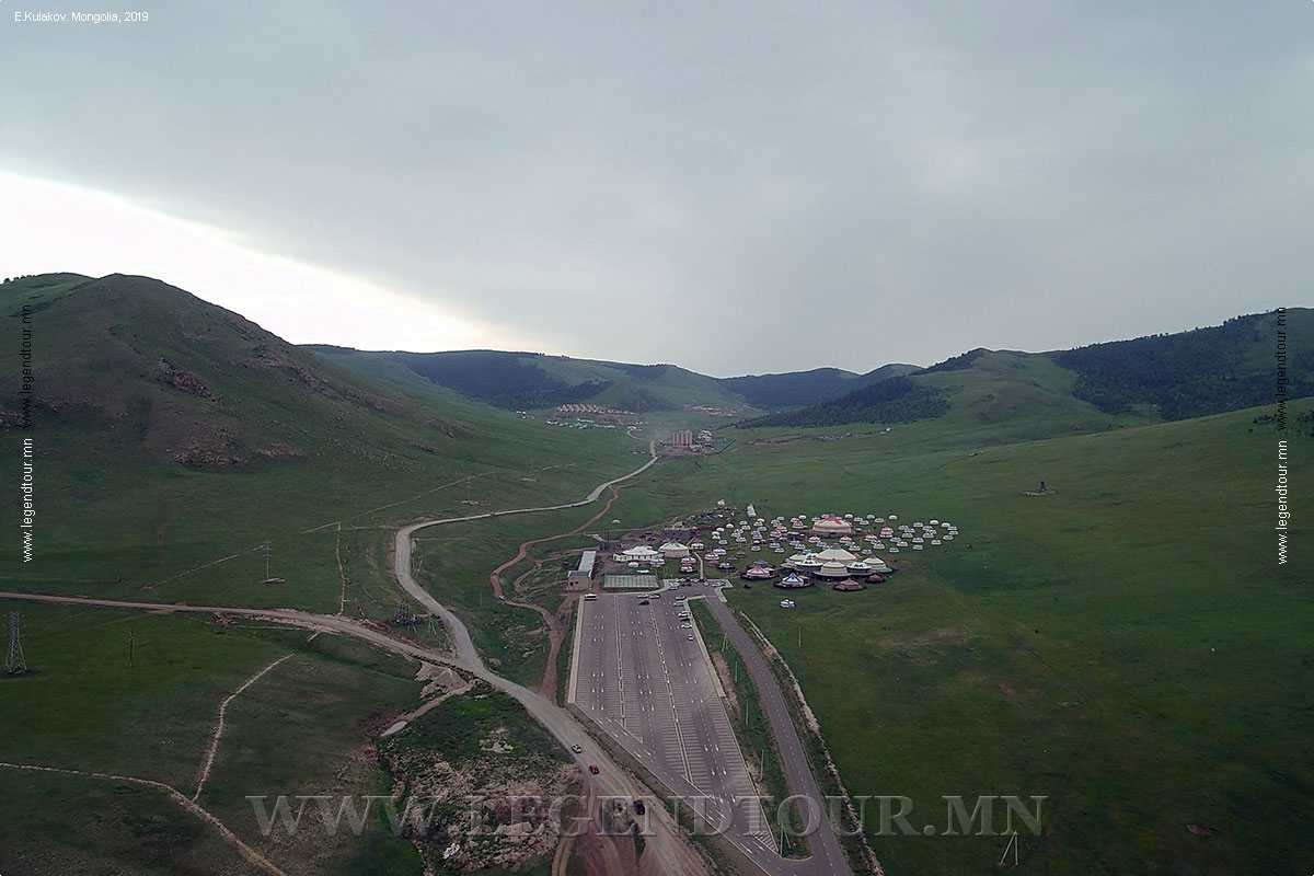 Фотография. Туристическая база Чингис Хан Хурэе (Чингис хааны хүрээ). Пригород Улан-Батора.