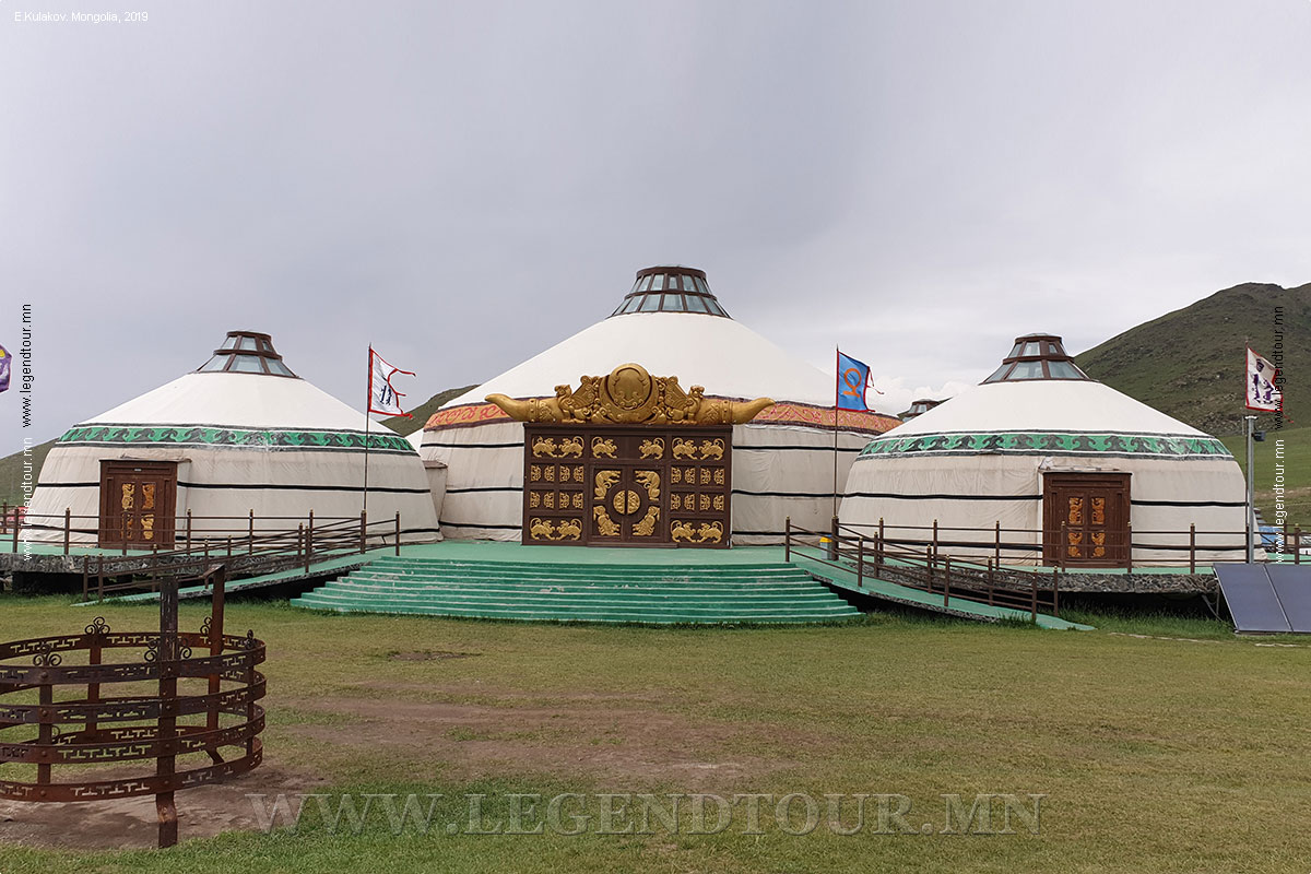 Фотография. Туристическая база Чингис Хан Хурэе (Чингис хааны хүрээ). Пригород Улан-Батора.