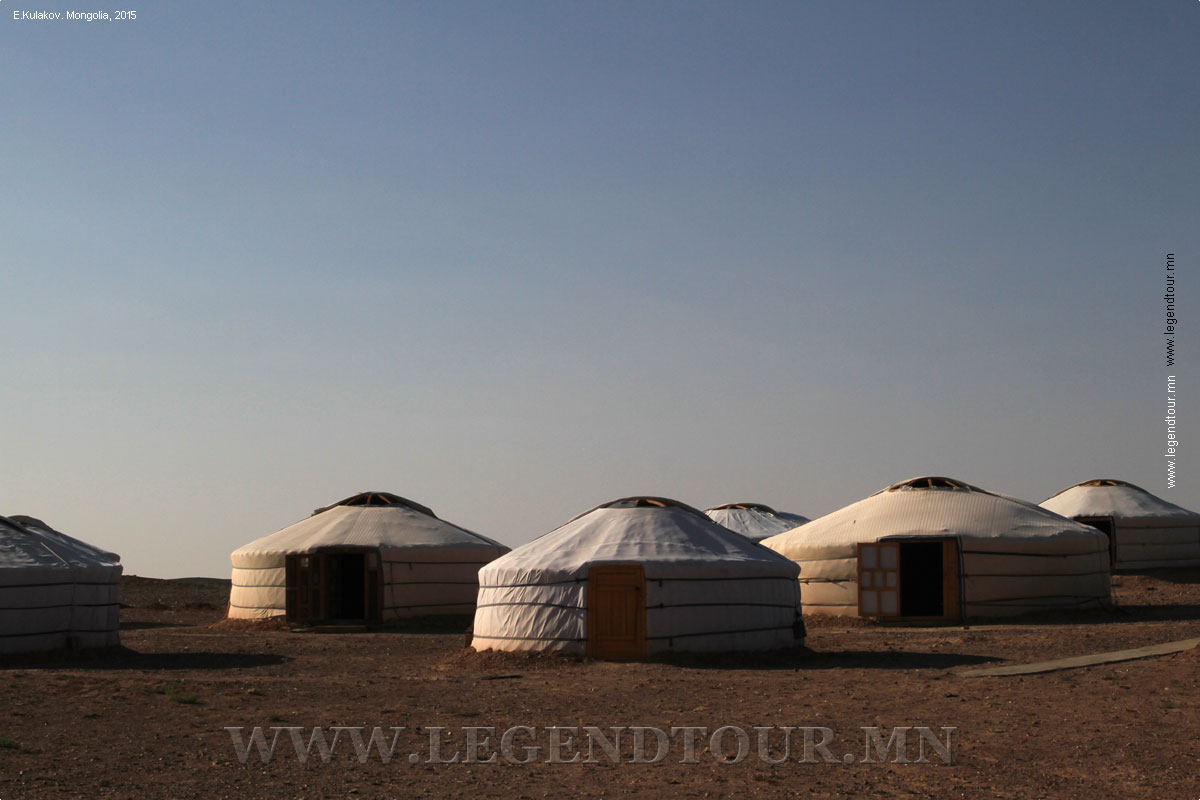 Фотография. Туристическая база Tsagaan Suvraga. Средне-Гобийский аймак Монголии. Местность Цагаан Суварга.