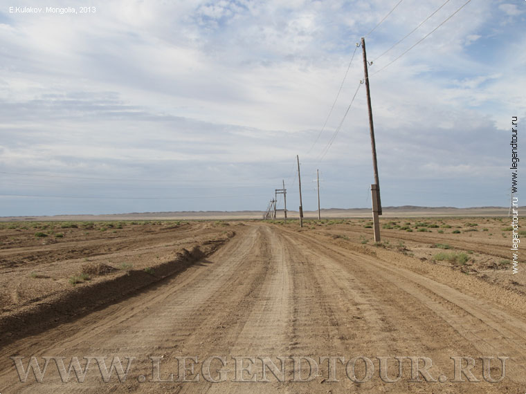 Фотография. Типичная монгольская грунтовка. Основные ориентиры в Гоби это линии электропередач. Фото Е.Кулакова, 2013 год.