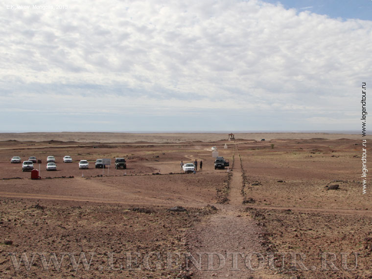 Фотография. Вид от "Энергетического центра" на стоянку автомашин. Фото Е.Кулакова, 2013 год.