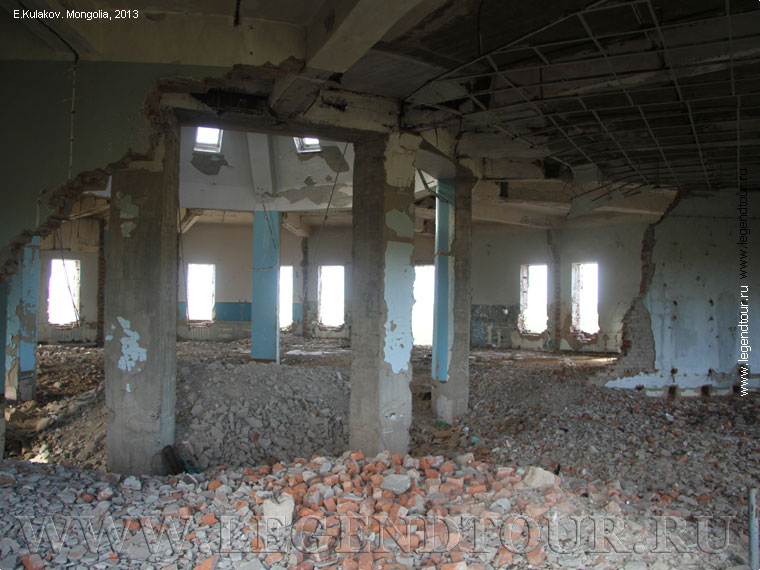 Фотография. Сайншанда. Развалины станции приема телевизионных программ Орбита. Фото Е.Кулакова, 2013 год.