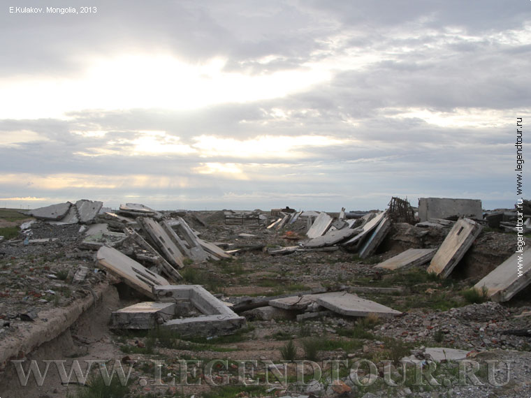 Фотография. Сайшанда. Развалины бывшего Советского военного городка.