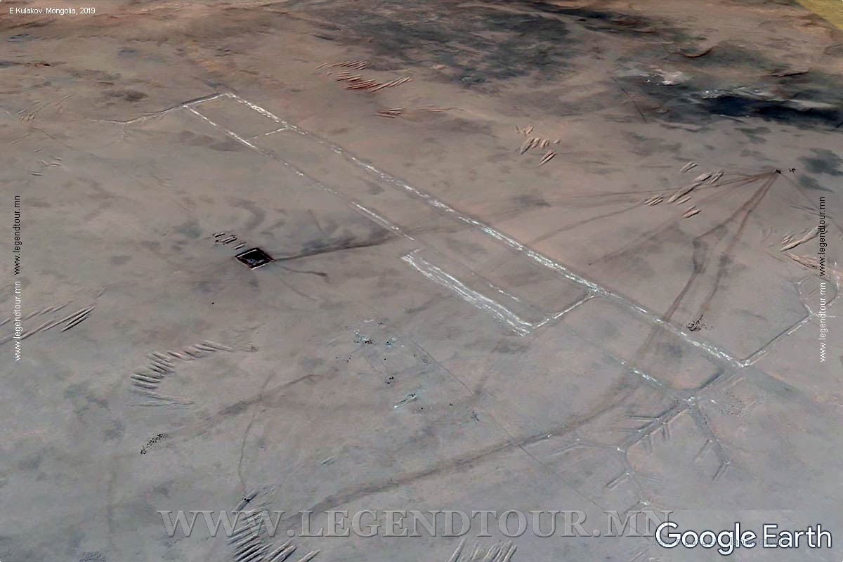 Фотография. Недостроенные военный аэродром Дзуунбаян (Западный). Восточно-Гобийский (Дорнговь) аймак Монголии. Вид со спутника.
