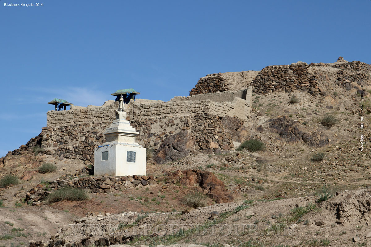 Фотография. Развалины монастыря Онгийн хиид.
