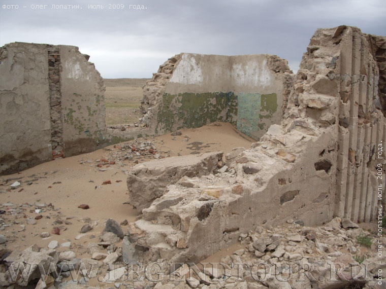 Фотография. Мандалгоби. Развалины бывшего советского военного городка.