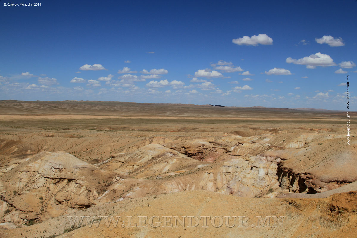 Фотография. Глиняные обрывы Цагаан Суваргаа. Дундговь аймак Монголии.