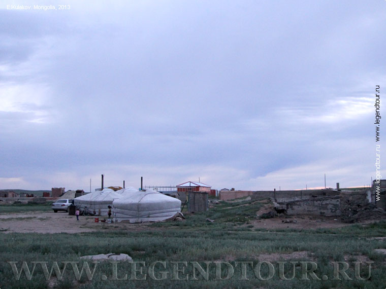 Фотография. Юрты рядом с ДОСами. Фото Е.Кулакова, 2013 год.
