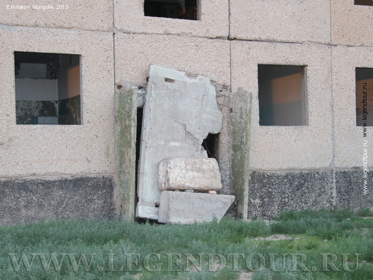 Фотография. 103 ДОС. Подъезды были заложены бетонными плитами и блоками. Фото Е.Кулакова, 2013 год.