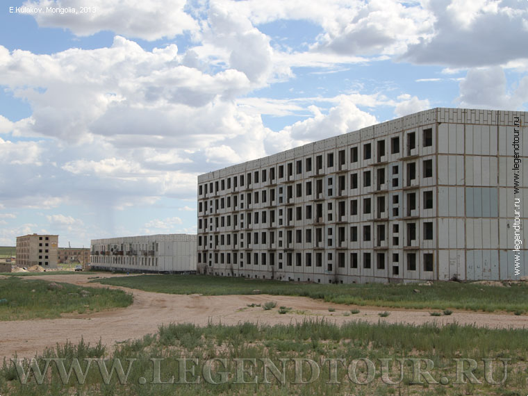 Фотография. 4 КПД (на переднем фоне, нежилое здание), 8КПД (2х этажное здание - жилое). На заднем плане 11КПД (нежилое). Фото Е.Кулакова, 2013 год.