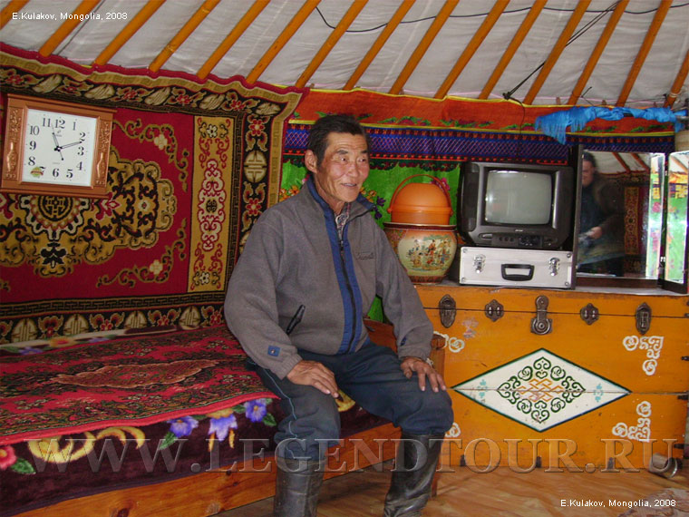 Фотография. Монгольская юрта. Глава семьи на мужской половине юрты.
