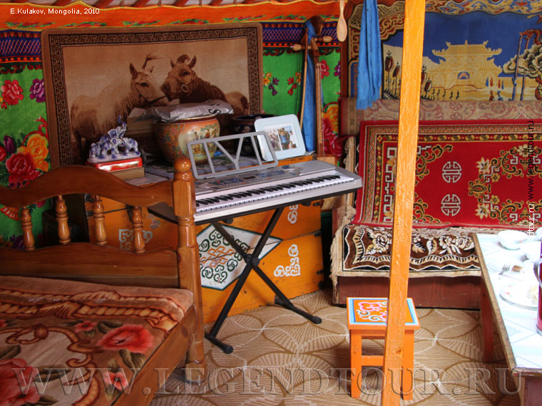 Фотография. Монгольская юрта. Внутреннее убранство юрты.