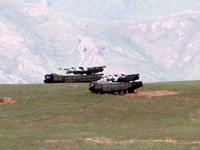 Фотография. Модернизированные ЗРК С-125-2М Печора-2М с самоходными пусковыми установками 5П73-2М на шасси МЗКТ-8021 с колесной формулой 6х6 на учебных позициях.