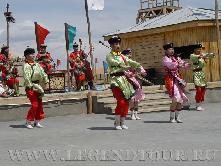 Фотография. Монгольские национальные танцы.