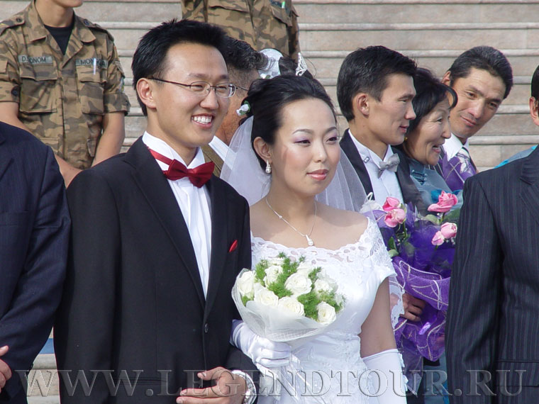 Фотография. Современная монгольская свадьба в Улан-Баторе. Площадь Сухэбатора.