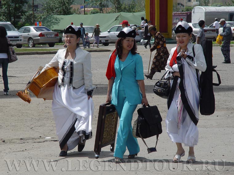 Фотография. Монгольская национальная одежда, хадак, гутулы, монгольское дели.