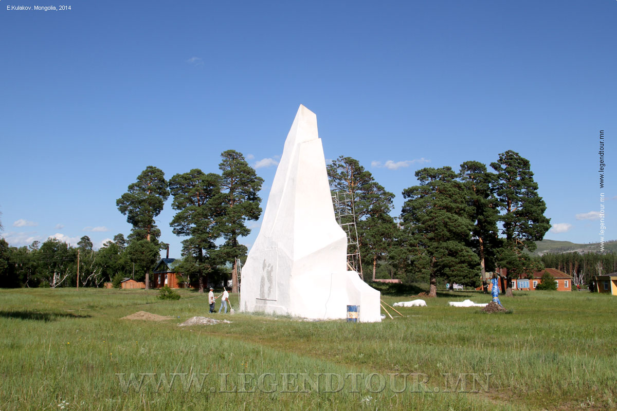 Фотография. Установленный в 1962 году, монумент к предполагаемому 800-летию со дня рождения Чингис хана.