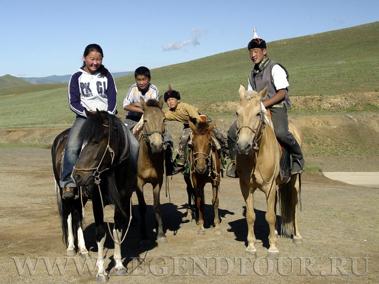 Фотография. Катание на лошадях в Монголии. Конные туры в Монголии.