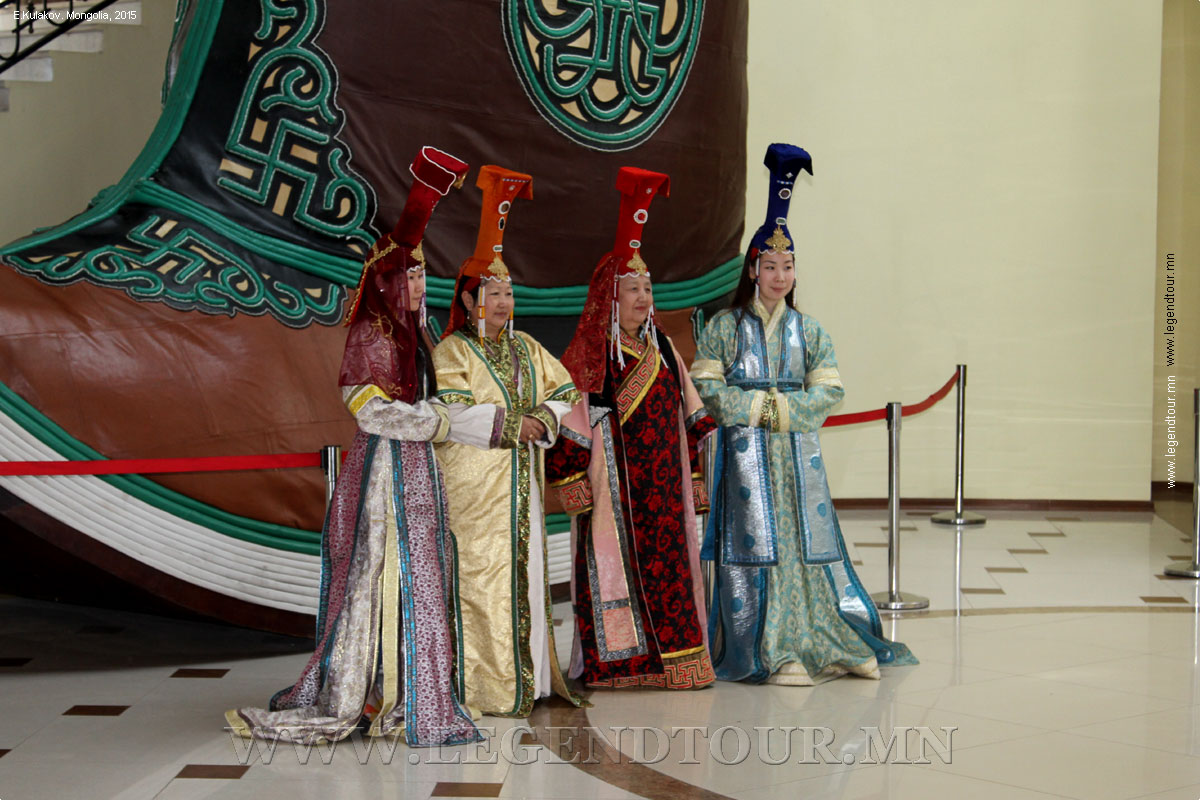 Фотография. Статуя Чингисхана. Пригород Улан-Батора. Центральный аймак Монголии. 2015 год.