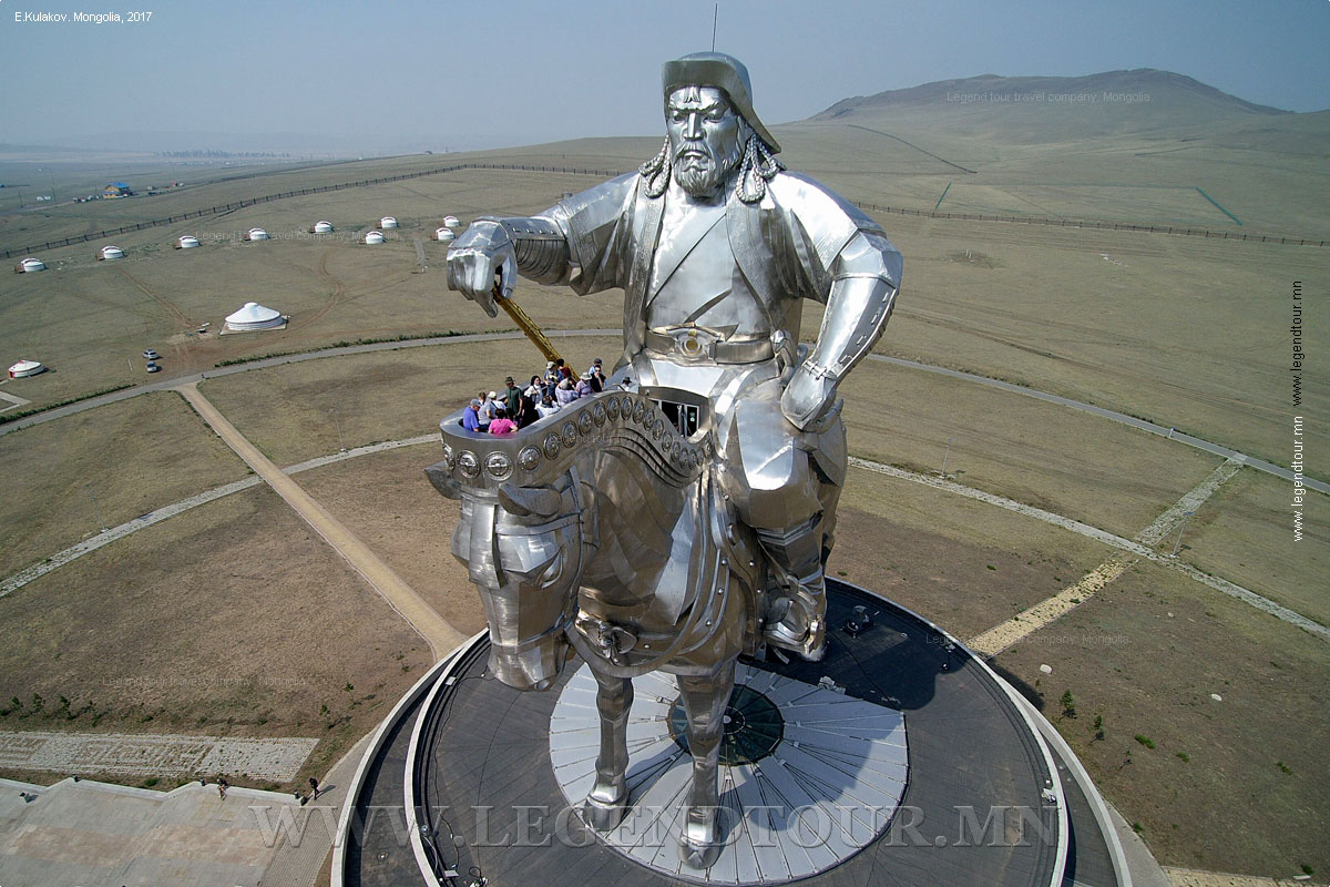 Фотография. Статуя Чингисхана в Цонжин-Болдог. Монголия. Дрон Yuneec Typhoon H.