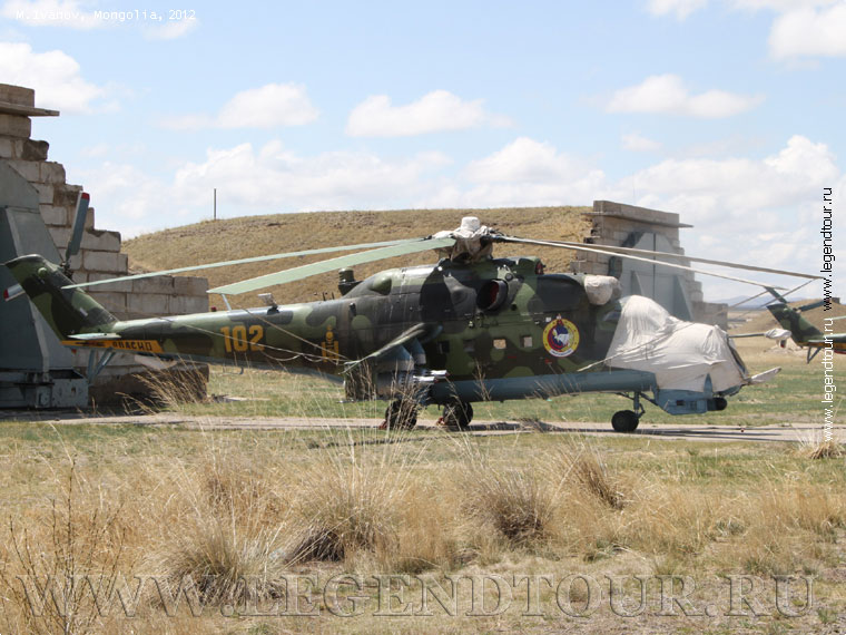 Фотография. Вертолет ВВС Монголии на аэродроме в Налайхе. Фото М.Иванова, 2012 год.