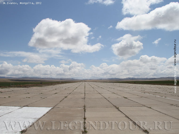 Фотография. Налайх. Аэродром ВВС Монголии. Бывший Советский военный аэродром.