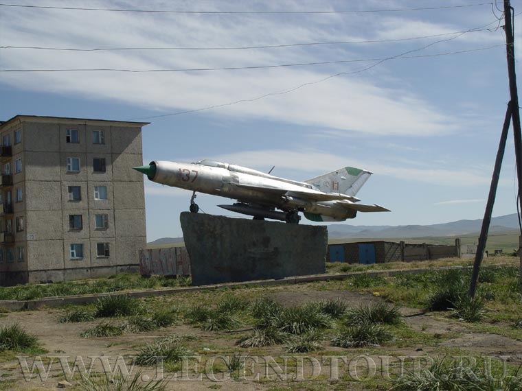 Фотография. МИГ-21 на постаменте (бортовой номер 37). Военный городок. Налайх. Монголия.
