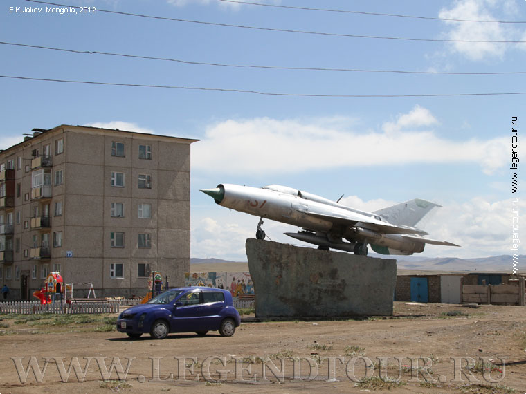 Фотография. МИГ-21 на постаменте (бортовой номер 37). Военный городок. Налайх. Монголия.