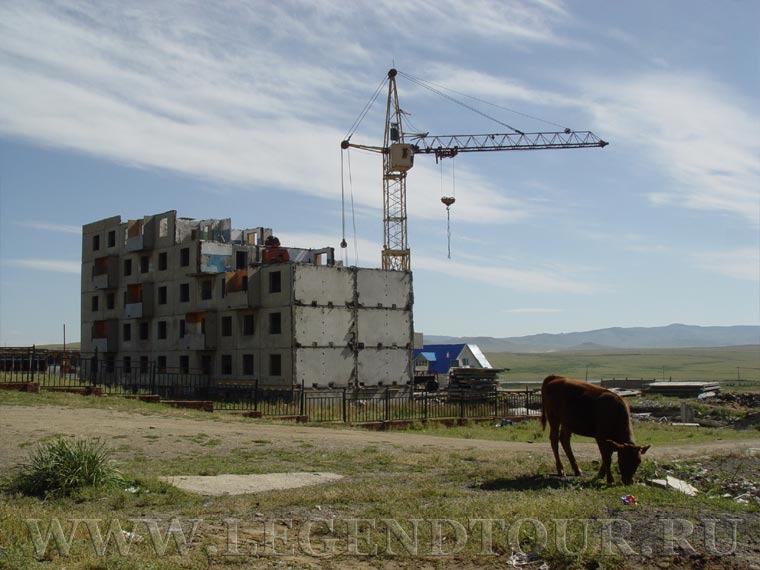 Фотография. Здание разбирают на стройматериалы. Военный городок. Налайх. Монголия.