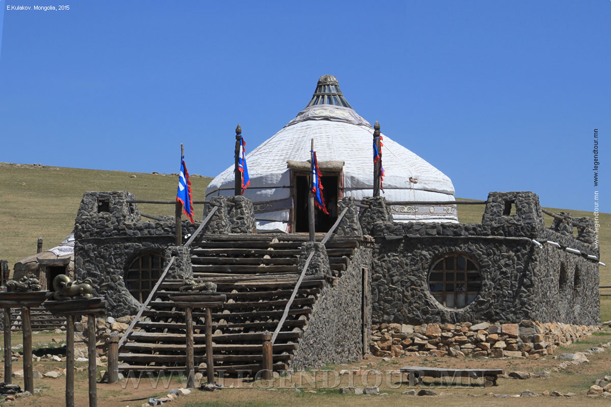 Фотография. Почтовая станция (лагерь воинов). Национальный парк Монголия 13 век. 2015 год.