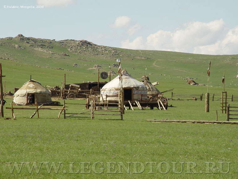 Фотография. Монгольская юрта. Стоянка скотоводов - кочевников. Парк 13 века.
