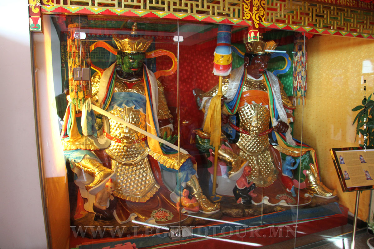 Фотография. Фигура ВАРУТАКИ изображается с синим лицом): в правой руке он держит обнаженный меч, а в левой раковину, употребляемую при буддистских богослужениях. Фигура ДРИТИ-РАШТРА с телом желтого цвета, держит в правой руке чжокбо, а в левой - мышь. Буддийский монастырь Сайн Намуун. Налайх. Монголия.