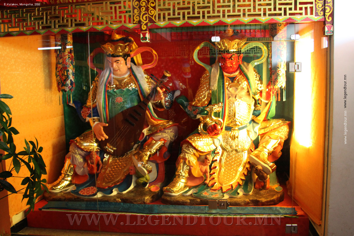 Фотография. Монастырь Сайн Намуун в Налайхе. Фигура ВАЙСРАВАНИ с телом бурого цвета, играет на лютне. Фигура ВАРУПАКШИ с телом красного цвета, держит в руках извивающуюся змею.