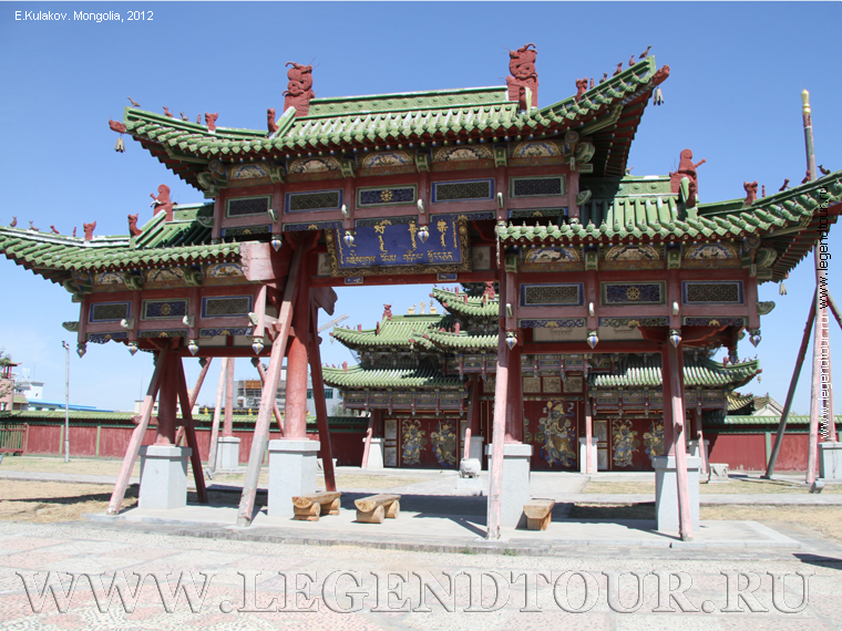 Фотография. Триумфальные ворота. Дворец музей Богдо Хана в Улан-Баторе.