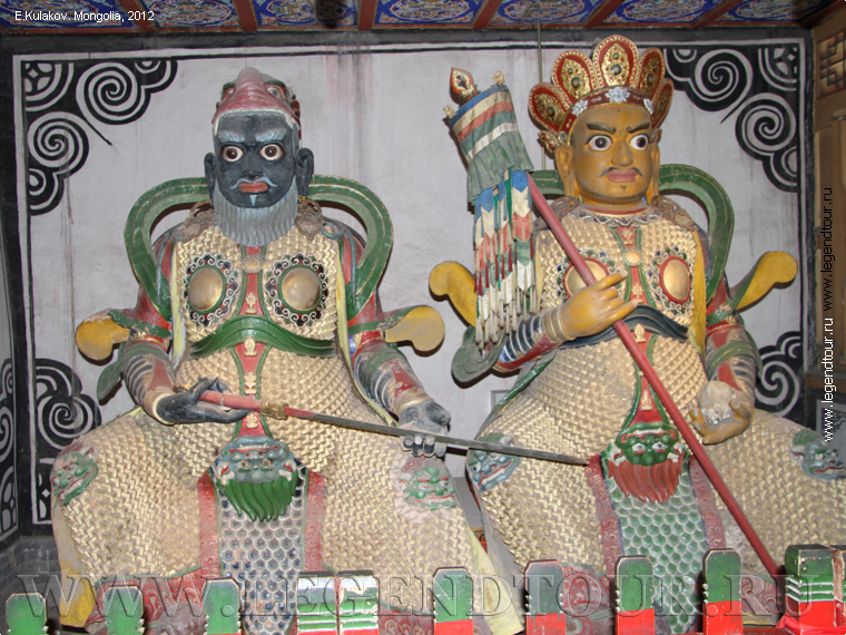 Фигуры махараджей. Дворец музей Богдо Хана