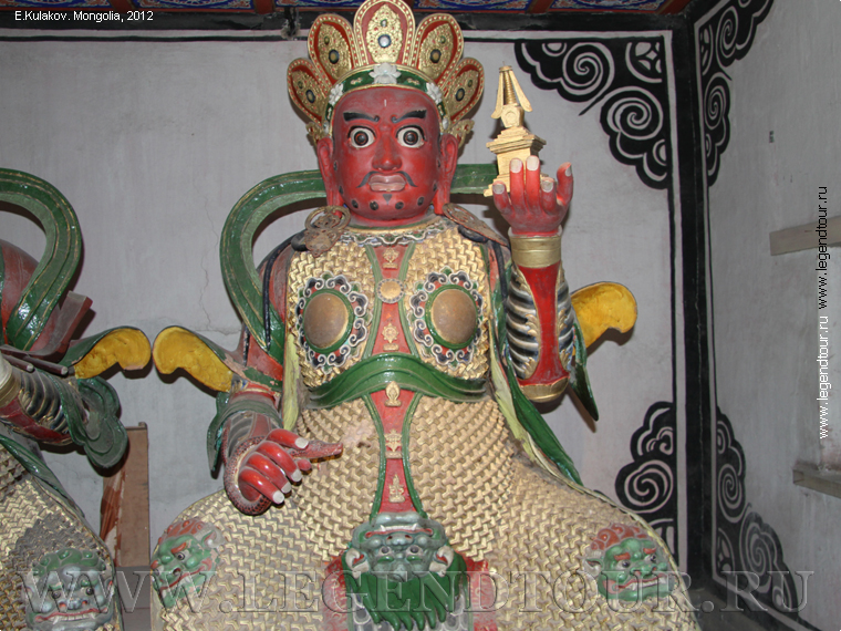 Фигуры махараджей. Дворец музей Богдо Хана