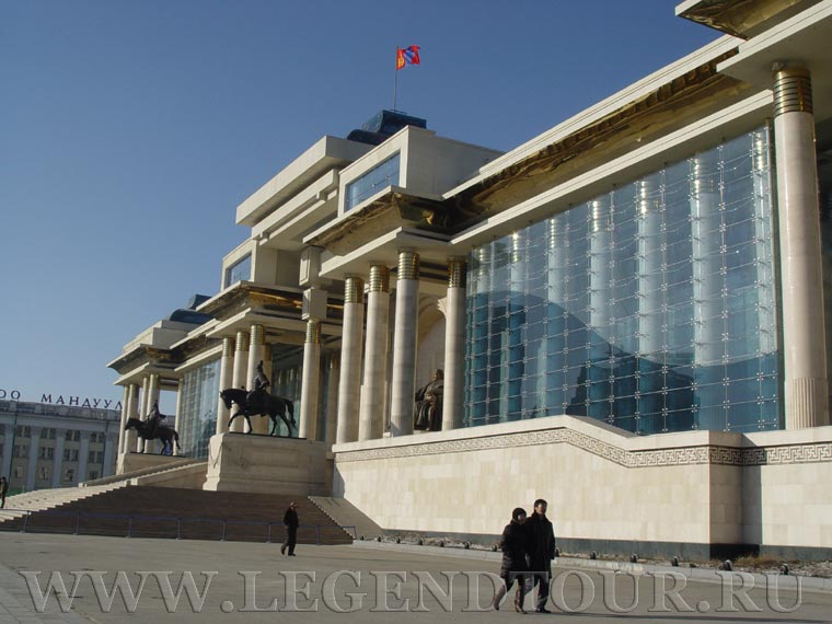 Здание правительства Монголии на площади Сухэбатора