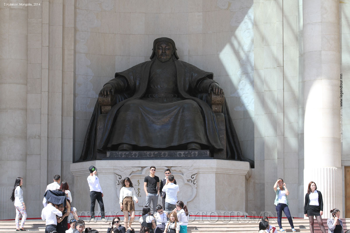 Фотография. Монумент Чингисхану у Дворца Правительства. Е.Кулаков 2014 год.
