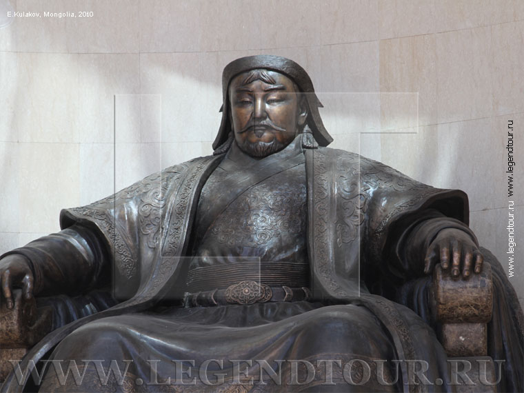 Фотография. Монумент Чингисхану у дома правительства на площади Сухэбатора. Е.Кулаков, 2010 год.