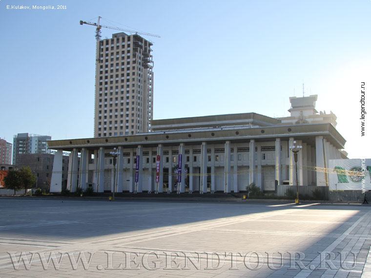Фотография. Здание государственной филармонии. На заднем плане возведение нового корпуса гостиницы Best Western Tuushin 5*. Фото Е.Кулаков, 2011 год.