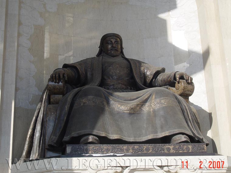 Фотография. Монумент Чингисхану у дома правительства на площади Сухэбатора. Е.Кулаков, 2007 год.