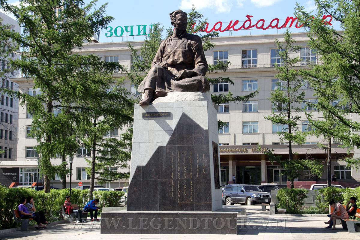 Фотография. Памятник основателю современной монгольской литературы Д. Нацагдоржу.
