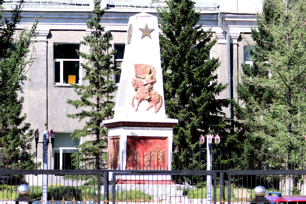 Фотография. Памятник Сухэ-Батору (К. Померанцева).