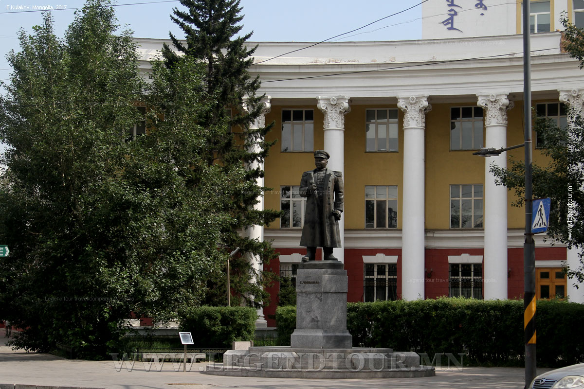 Фотография. Памятник маршалу X.Чойбалсану (скульптор С. Чоймбол). Памятник после реставрации. (Фото Е.Кулаков, 2017 год)