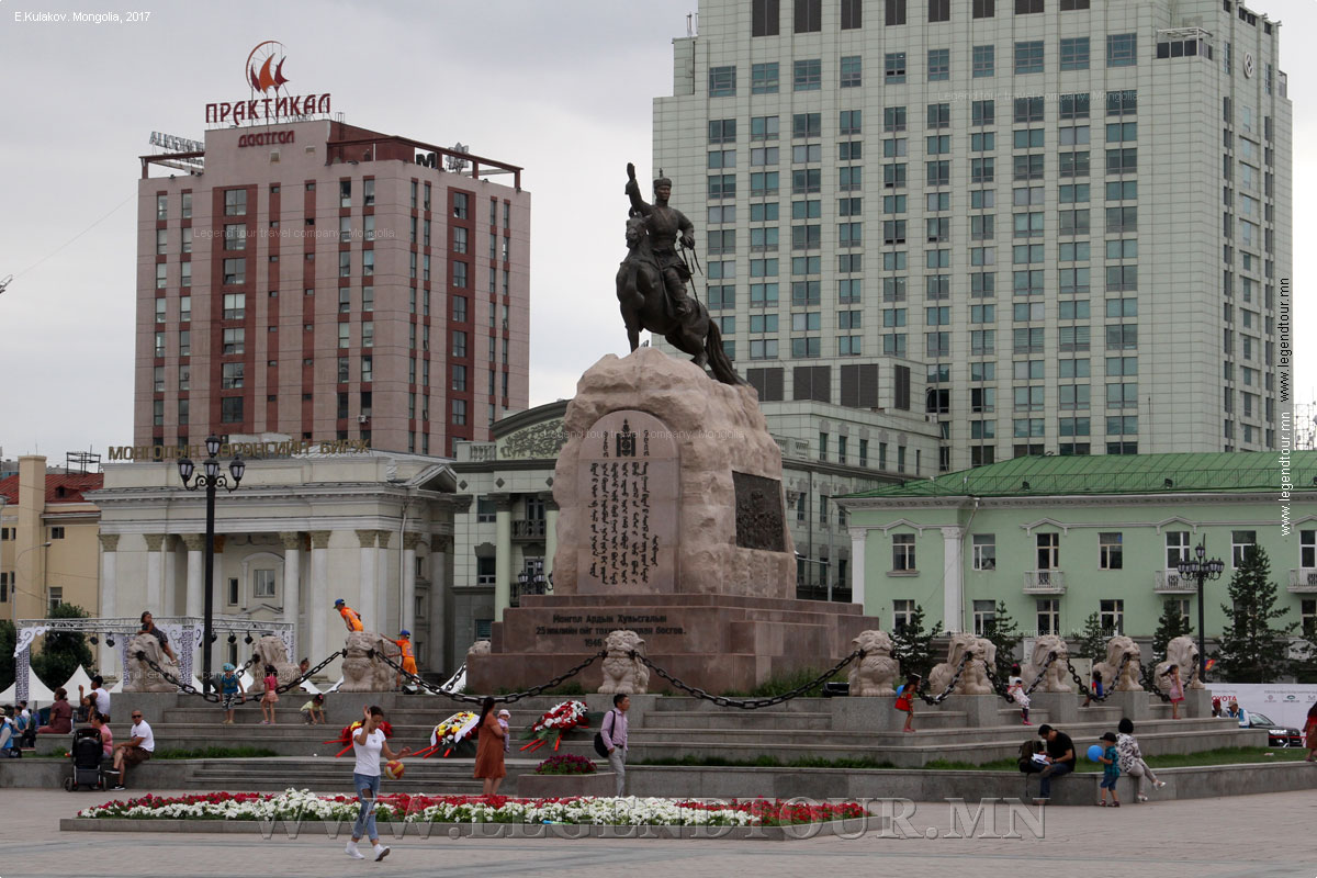 Фотография. Памятник Сухэ-Батору на центральной площади Улан-Батора.